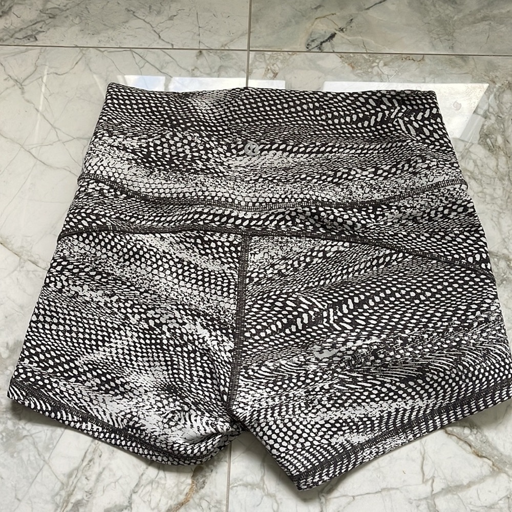 Lululemon In Movement Short 2.5” - Picture 3 of 3